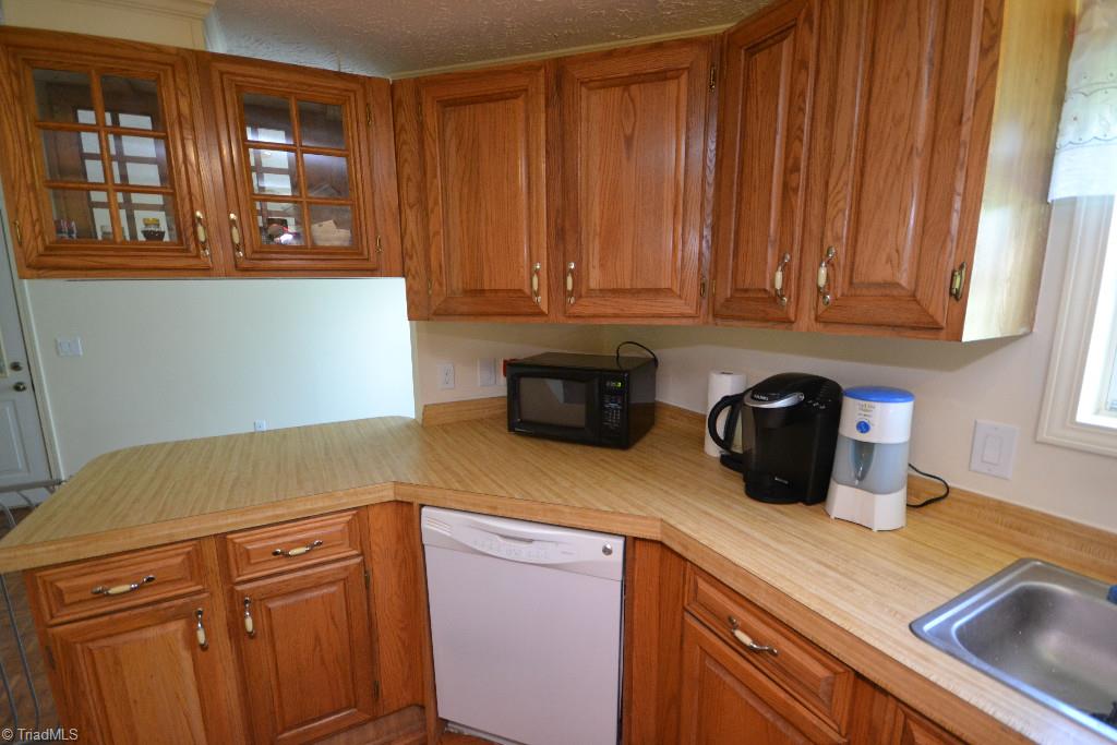 344 Deerfield Country Road Randleman, NC 27317 - Photo 9 of 30 Kitchen
