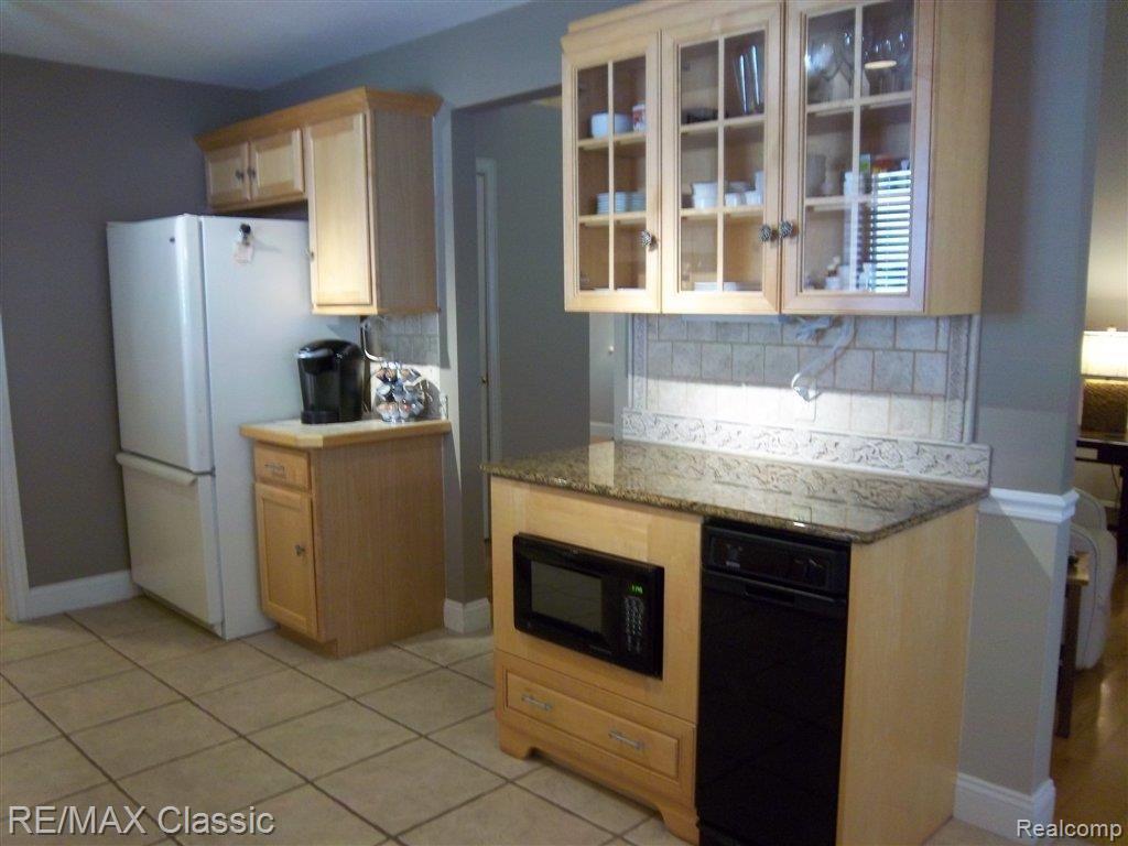 577 Snowfall Court, Unit 48 Howell, MI 48843 - Photo 5 of 24 Kit Microwave.JPG