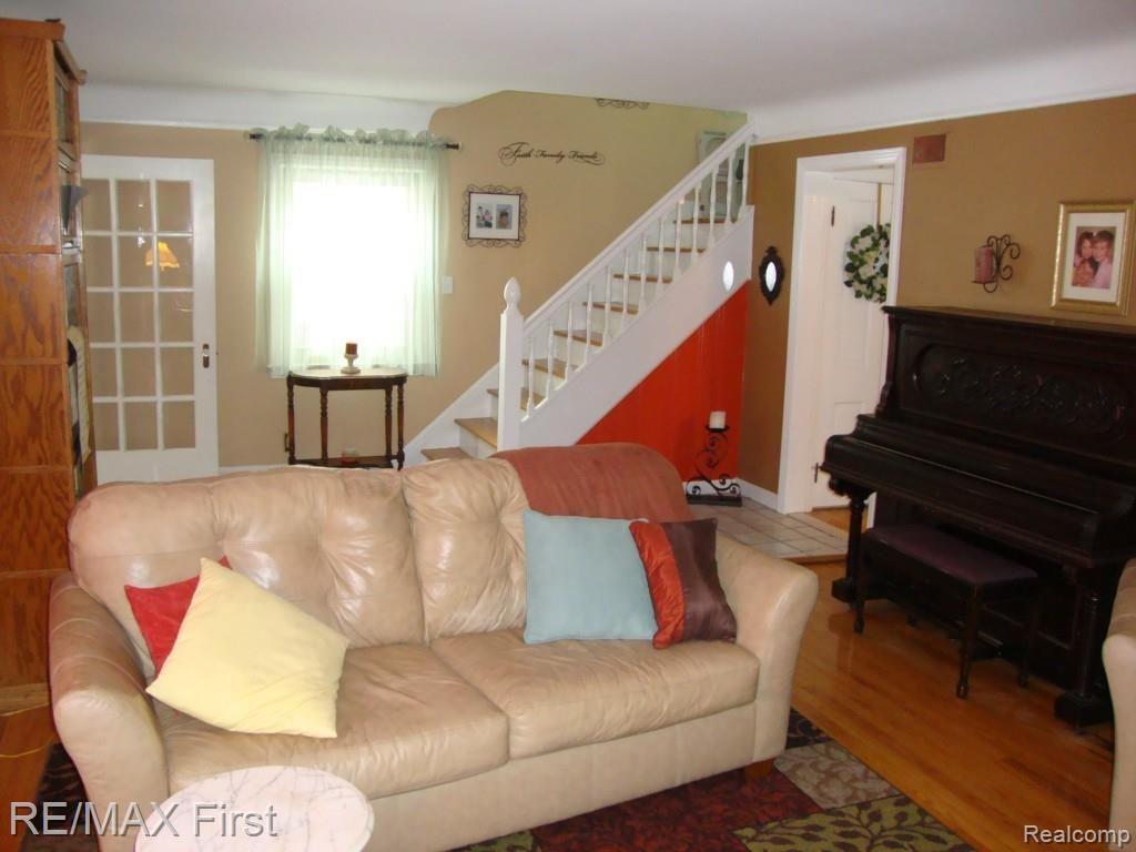 1763 Severn Road Grosse Pointe, MI 48236 - Photo 4 of 35 DSC05097.jpg