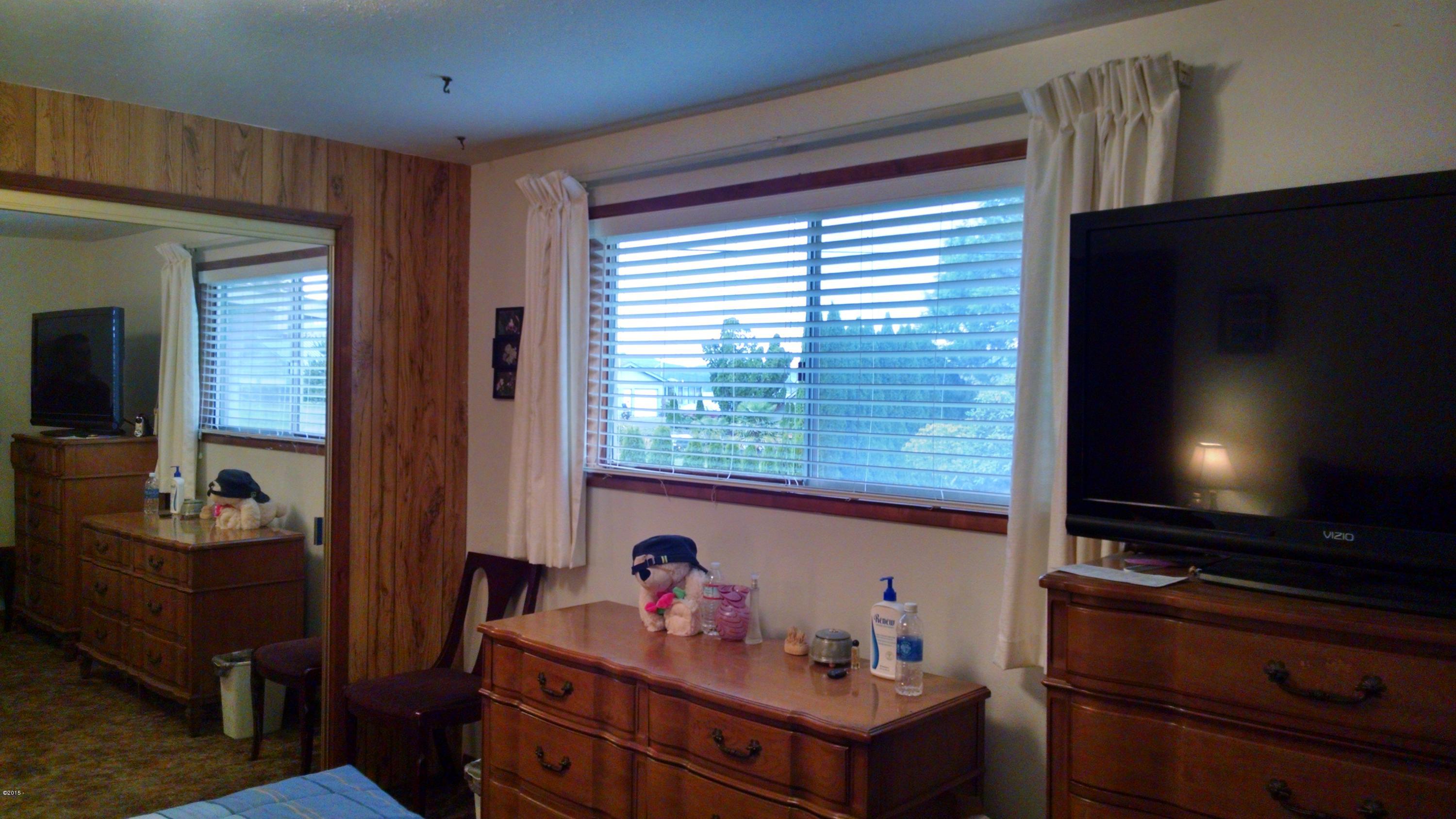 478 Southeast Moffitt Road Waldport, OR 97394 - Photo 10 of 16 Bed1-2