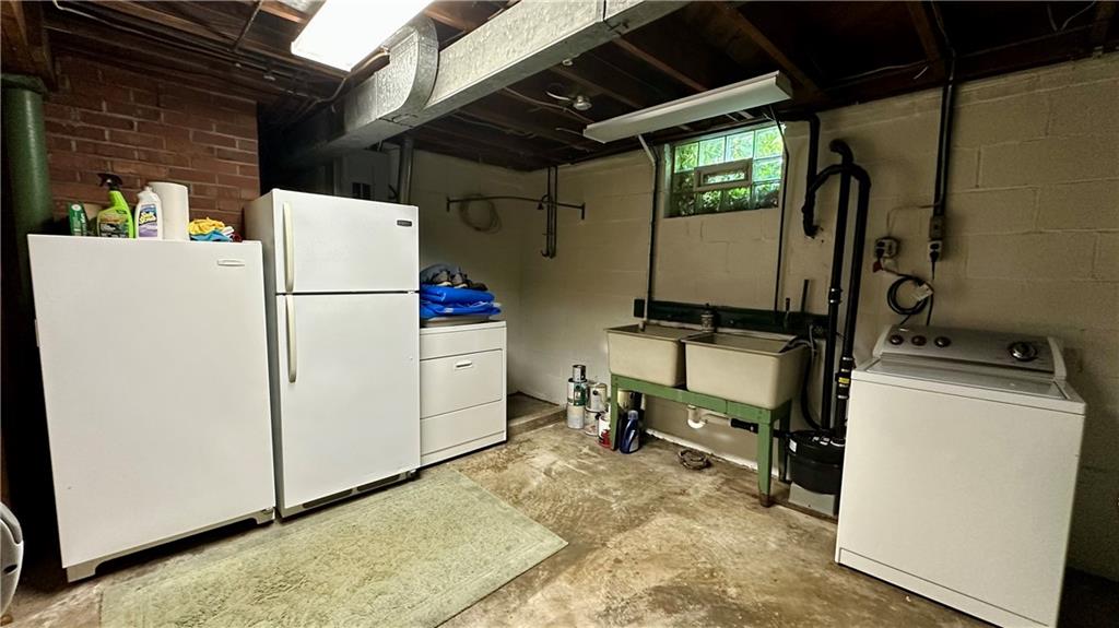 2231 Dellenbaugh Road Tarentum, PA 15084 - Photo 37 of 50 a utility room with dryer and washer