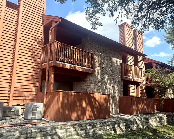 a view of a livingroom with a ceiling fan and carpet