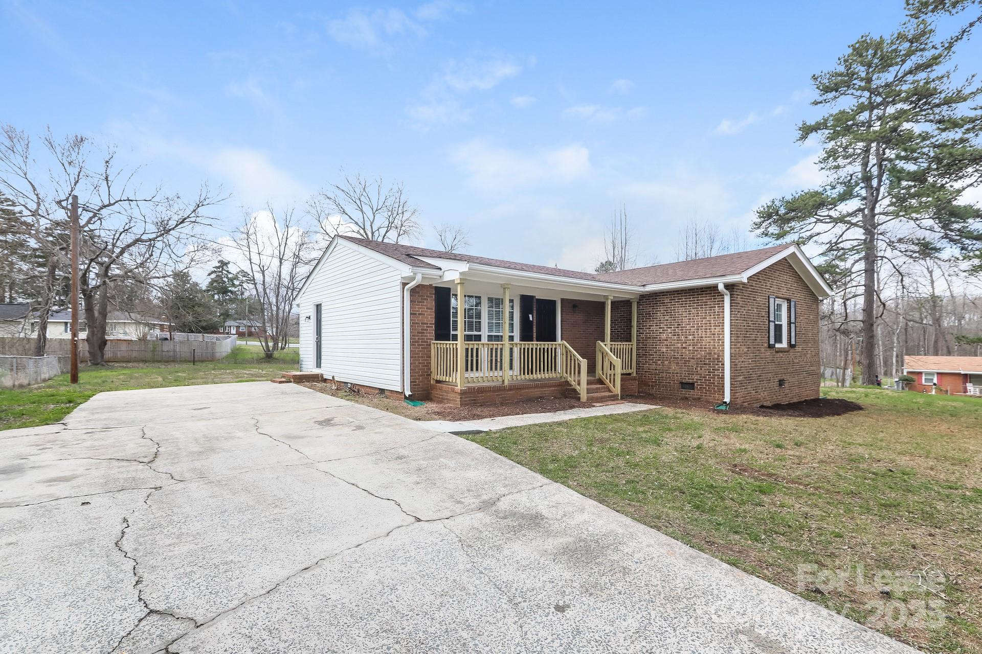 319 Cedarwood Lane Matthews, NC 28104 - Photo 2 of 16 front view of a house with a yard