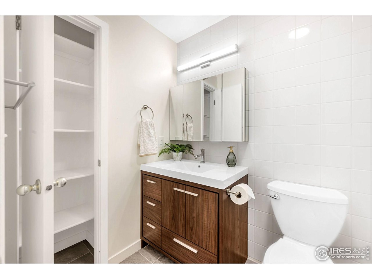 2800 Kalmia Avenue, Unit A-220 Boulder, CO 80301 - Photo 25 of 38 Hallway full bathroom with linen closet