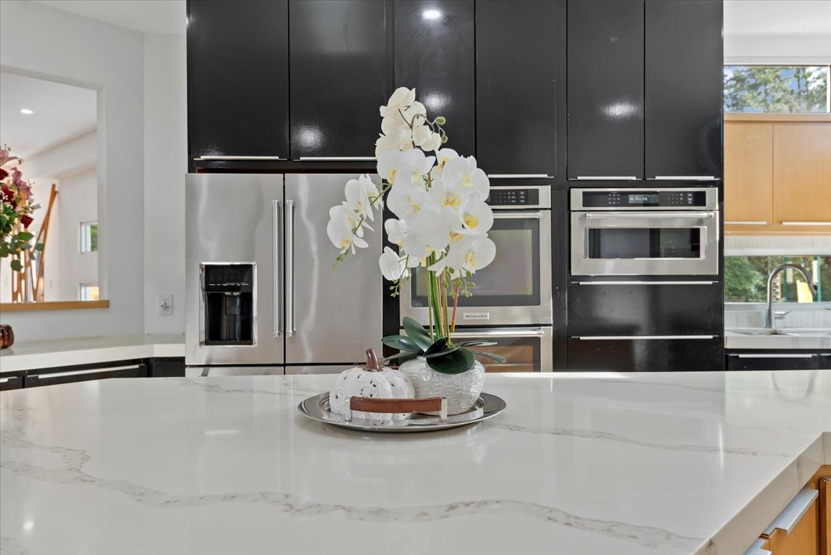 30400 Highland Boulevard Magnolia, TX 77354 - Photo 21 of 50 a vase of flowers sitting on a table