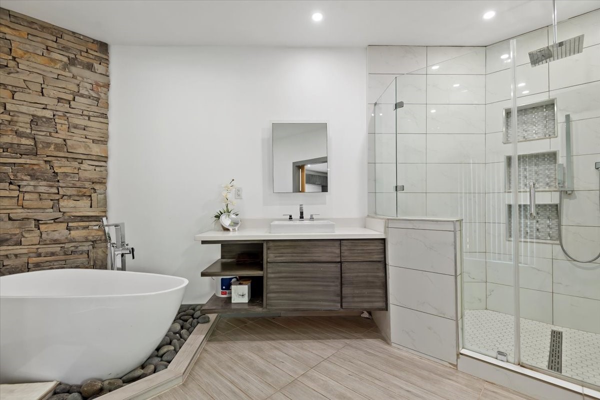 30400 Highland Boulevard Magnolia, TX 77354 - Photo 26 of 50 a bathroom with a bathtub and a sink