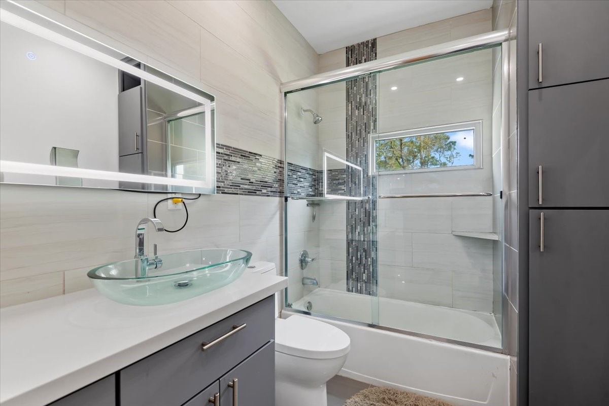 30400 Highland Boulevard Magnolia, TX 77354 - Photo 29 of 50 a bathroom with a sink toilet and shower