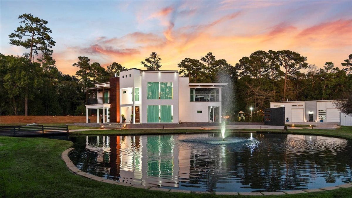 30400 Highland Boulevard Magnolia, TX 77354 - Photo 3 of 50 a view of a small yard from a balcony
