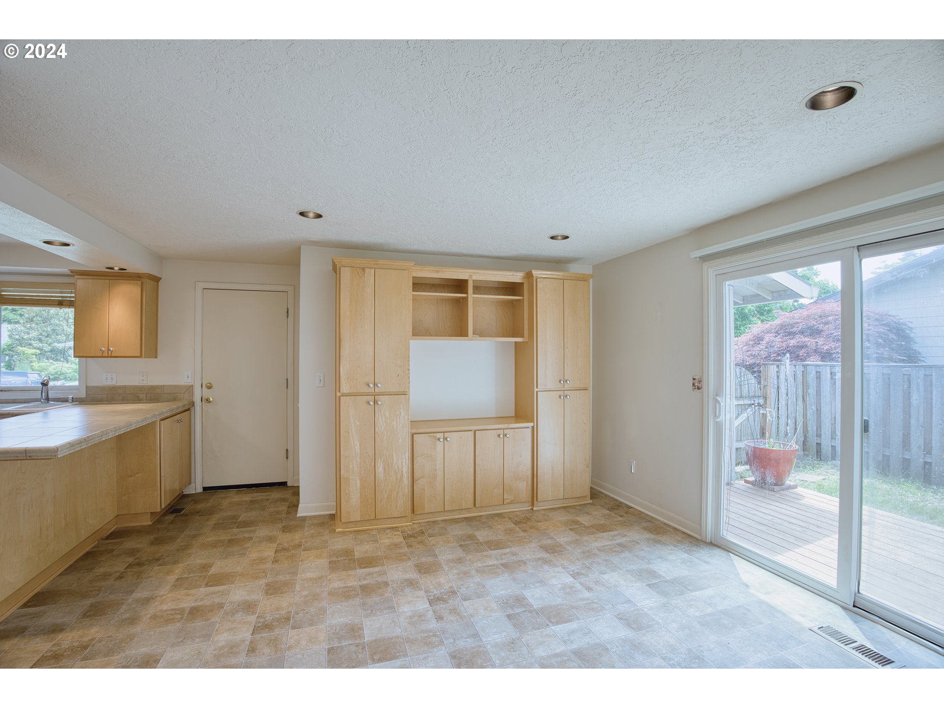 8915 Southwest Hamlet Street Portland, OR 97224 - Photo 8 of 20 Gallery Image 8