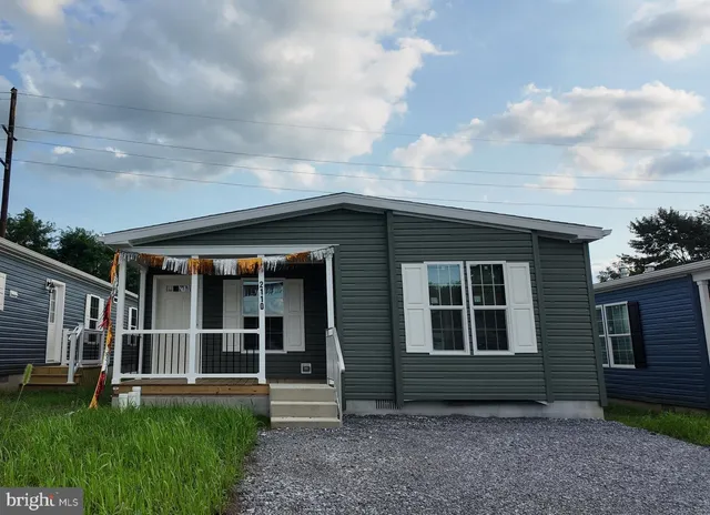 a view of house with backyard