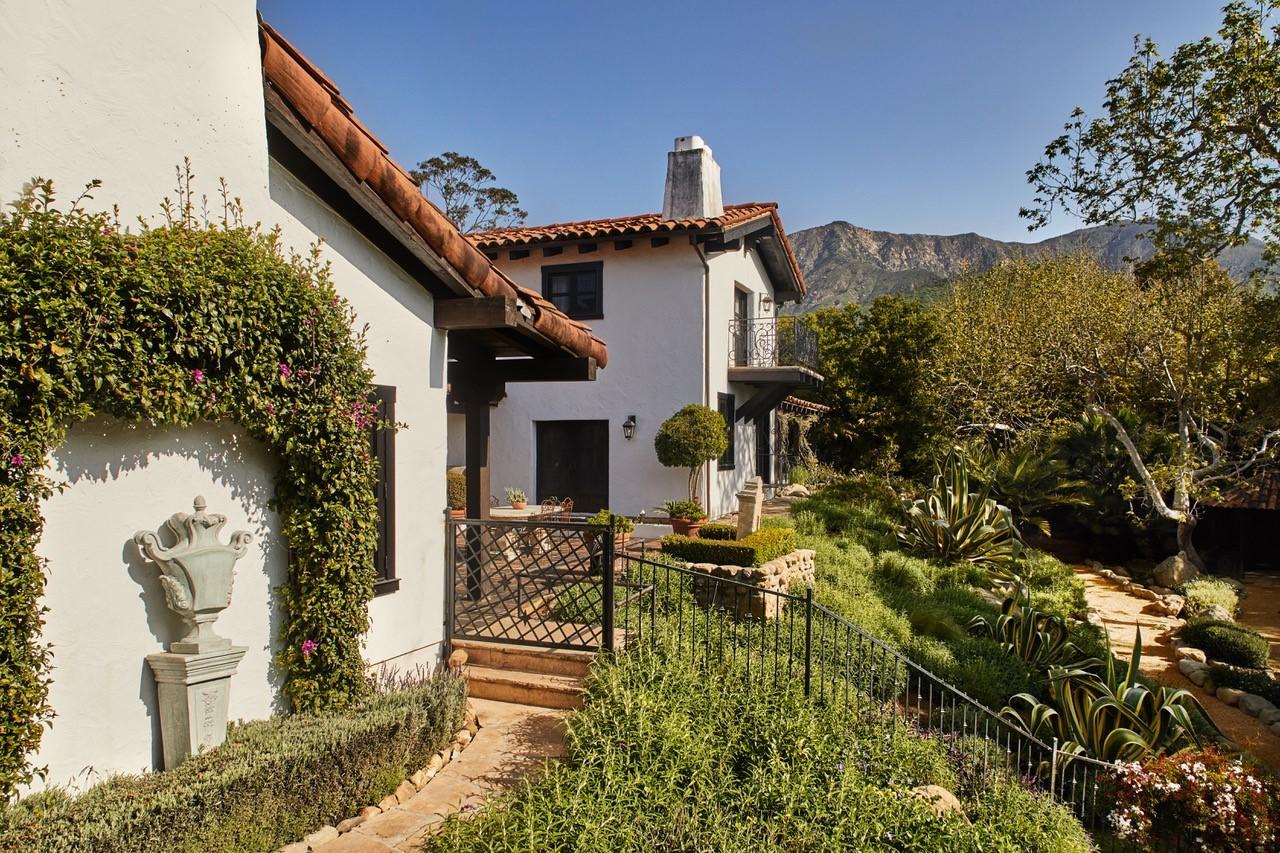 660 El Bosque Road Montecito, CA 93108 - Photo 8 of 34 a backyard of a house with table and chairs
