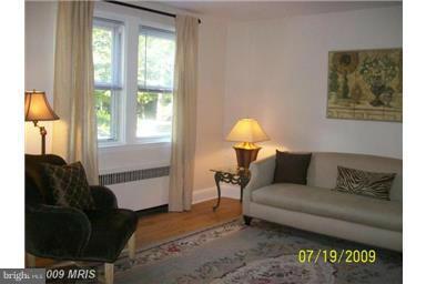 40 Murdock Road Baltimore, MD 21212 - Photo 2 of 30 Living Room