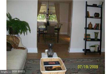 40 Murdock Road Baltimore, MD 21212 - Photo 5 of 30 Living Room