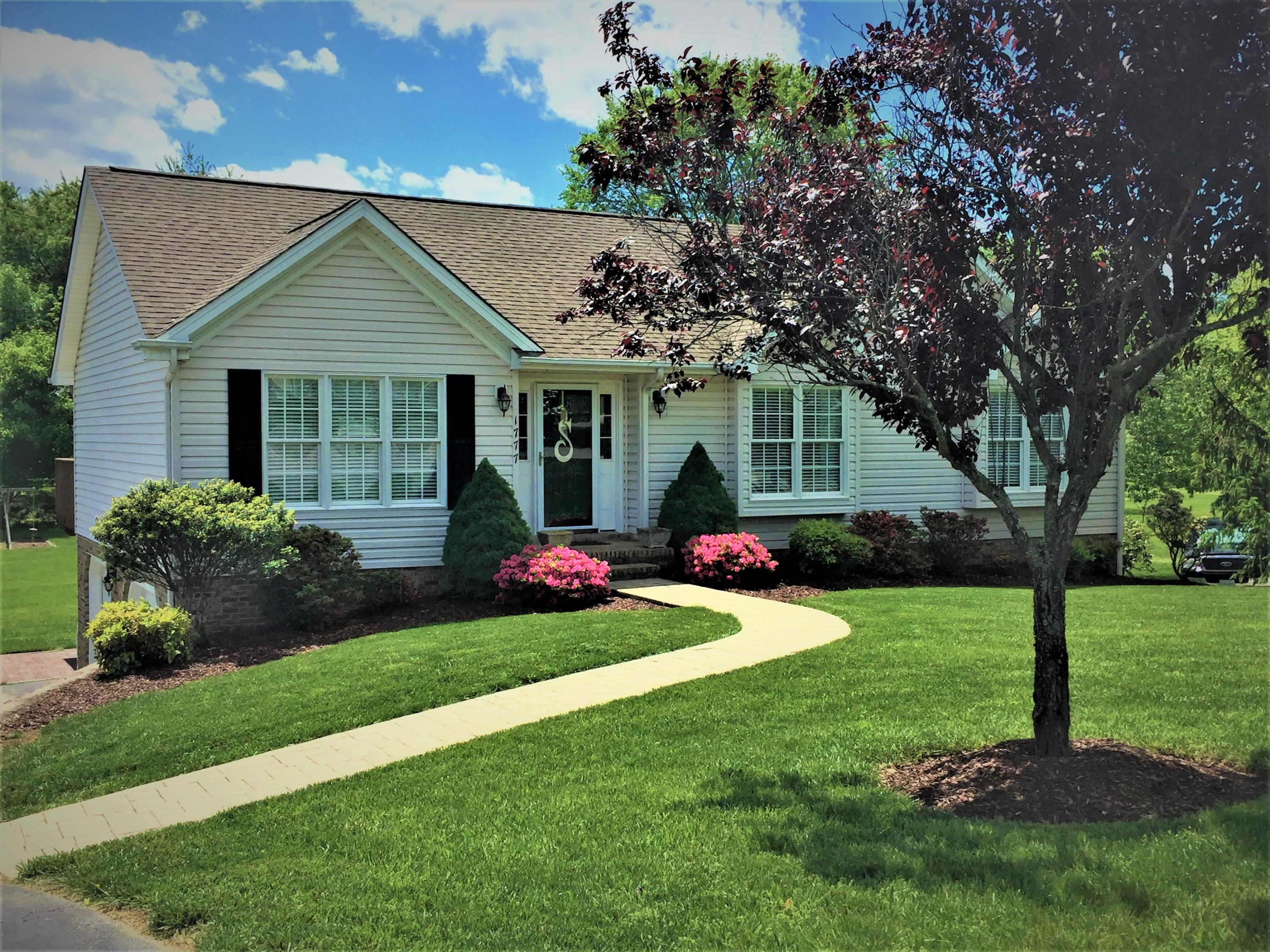 a view of a house with backyard and garden