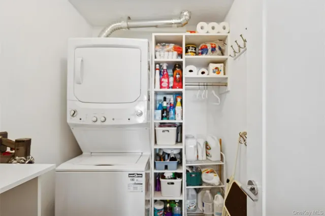 $790,000 | 352 Marina Pointe Drive, Unit 352, East Rockaway, NY 11518