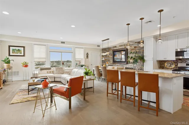 $790,000 | 352 Marina Pointe Drive, Unit 352, East Rockaway, NY 11518