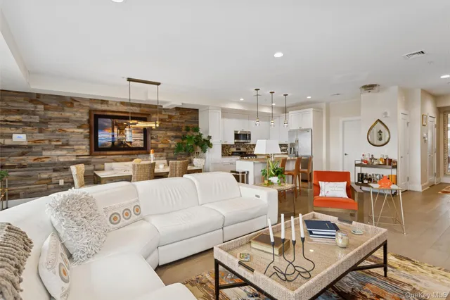 $790,000 | 352 Marina Pointe Drive, Unit 352, East Rockaway, NY 11518