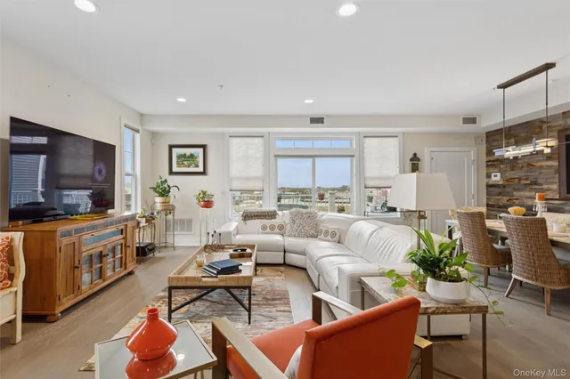 $790,000 | 352 Marina Pointe Drive, Unit 352, East Rockaway, NY 11518