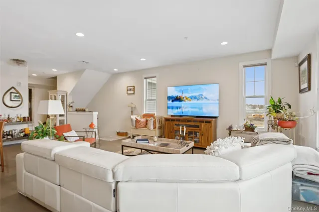 $790,000 | 352 Marina Pointe Drive, Unit 352, East Rockaway, NY 11518