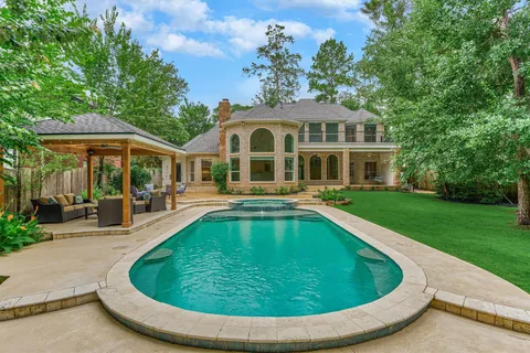 $1,100,000 | 168 West Shadowpoint Circle, The Woodlands, TX 77381