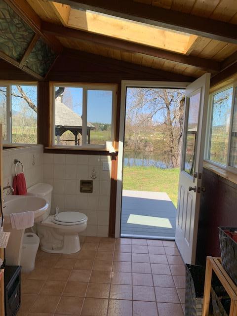 4450 Leonard Road Grants Pass, OR 97527 - Photo 20 of 39 suite bath 2