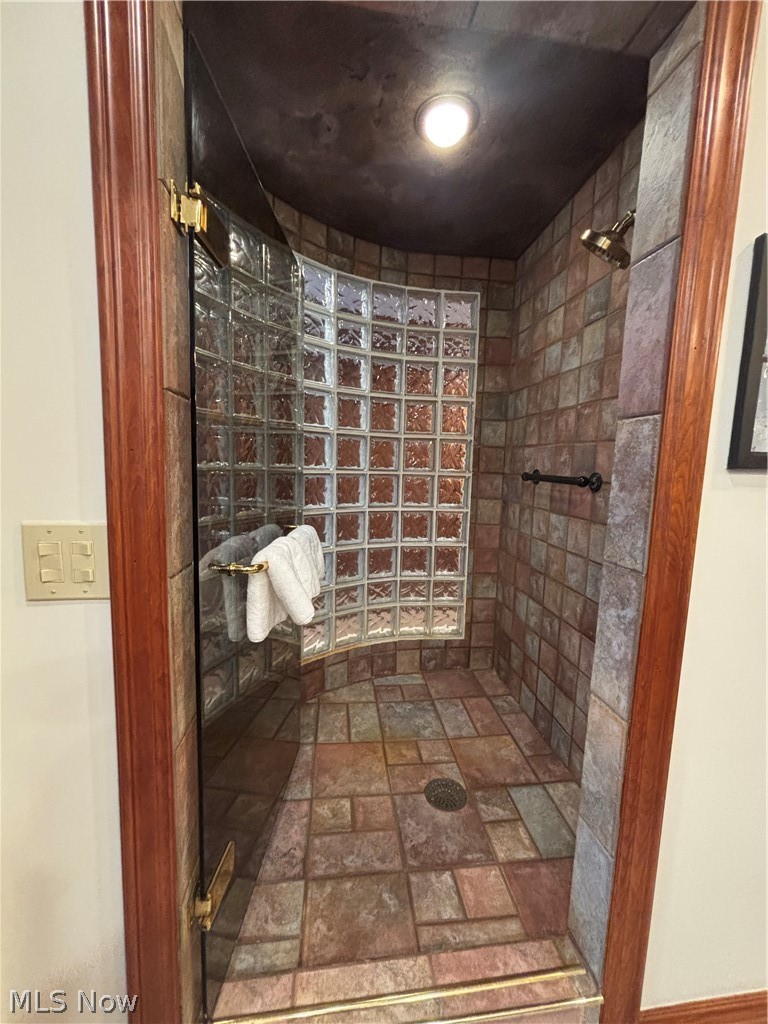 385 Cochran Road Aurora, OH 44202 - Photo 20 of 35 Master suite