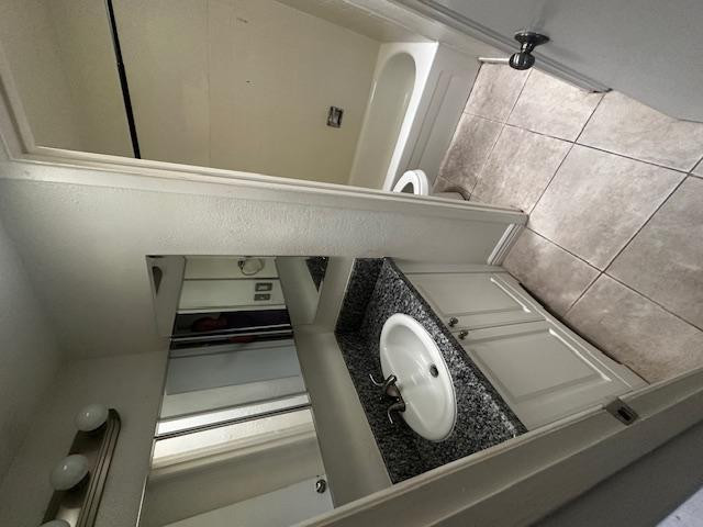 411 West Colter Street, Unit A Phoenix, AZ 85013 - Photo 4 of 7 a utility room with dryer and washer