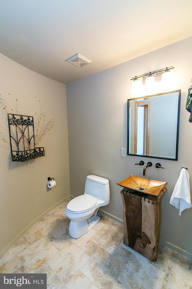 11580 Lake Newport Road Reston, VA 20194 - Photo 25 of 30 a bathroom with a toilet sink and mirror