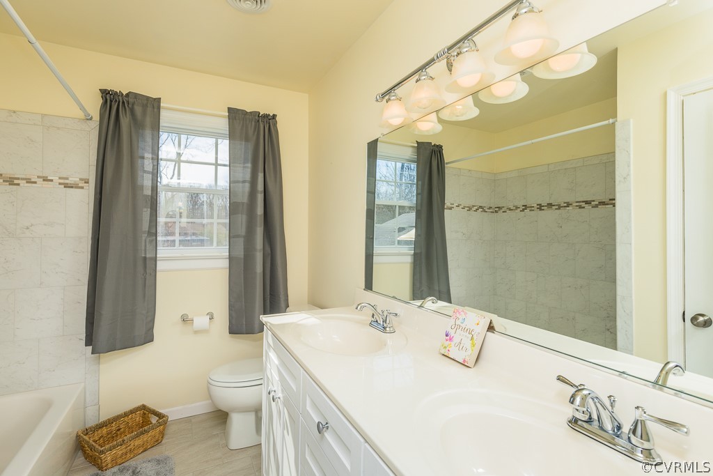 1471 Robindale Road Richmond, VA 23235 - Photo 17 of 32 Upstairs Hall Bath, Tile In-Lay on the Shower, Dou