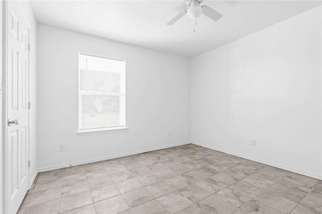 413 Whitney Court Rio Vista, TX 76093 - Photo 17 of 34 an empty room with a ceiling fan and window