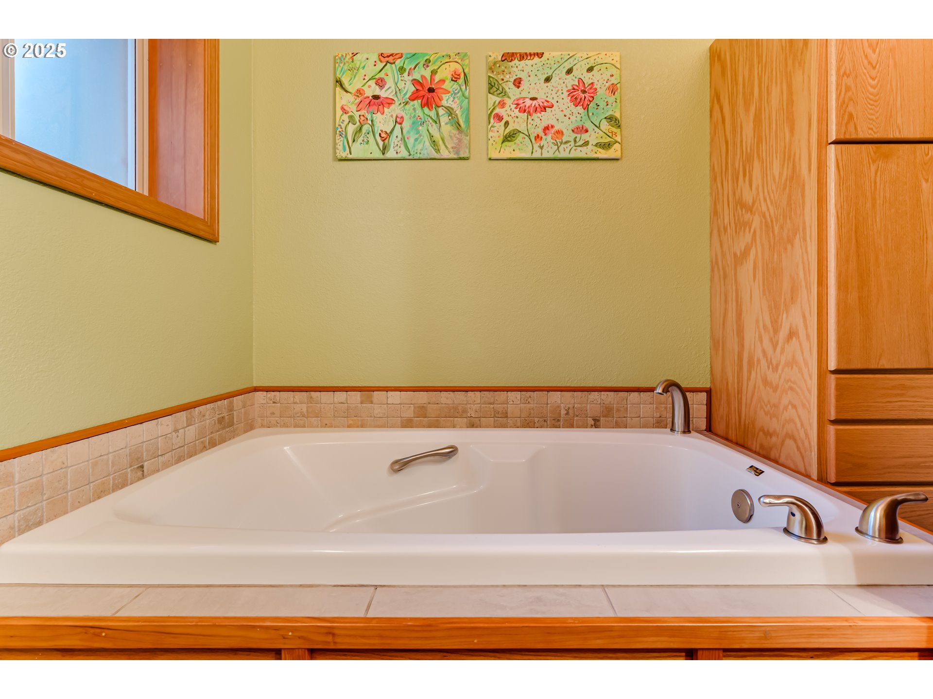 90498 Sunderman Road Springfield, OR 97478 - Photo 20 of 47 a bathroom with a bathtub