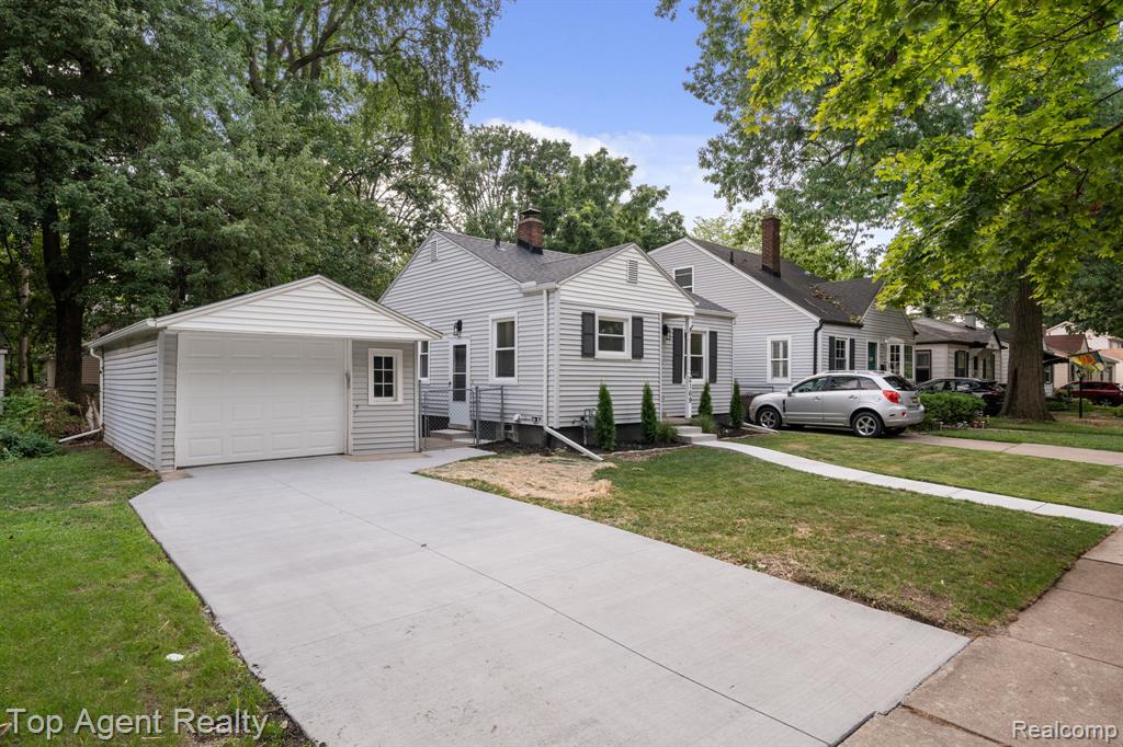2169 Roslyn Road Grosse Pointe Woods, MI 48236 - Photo 28 of 43