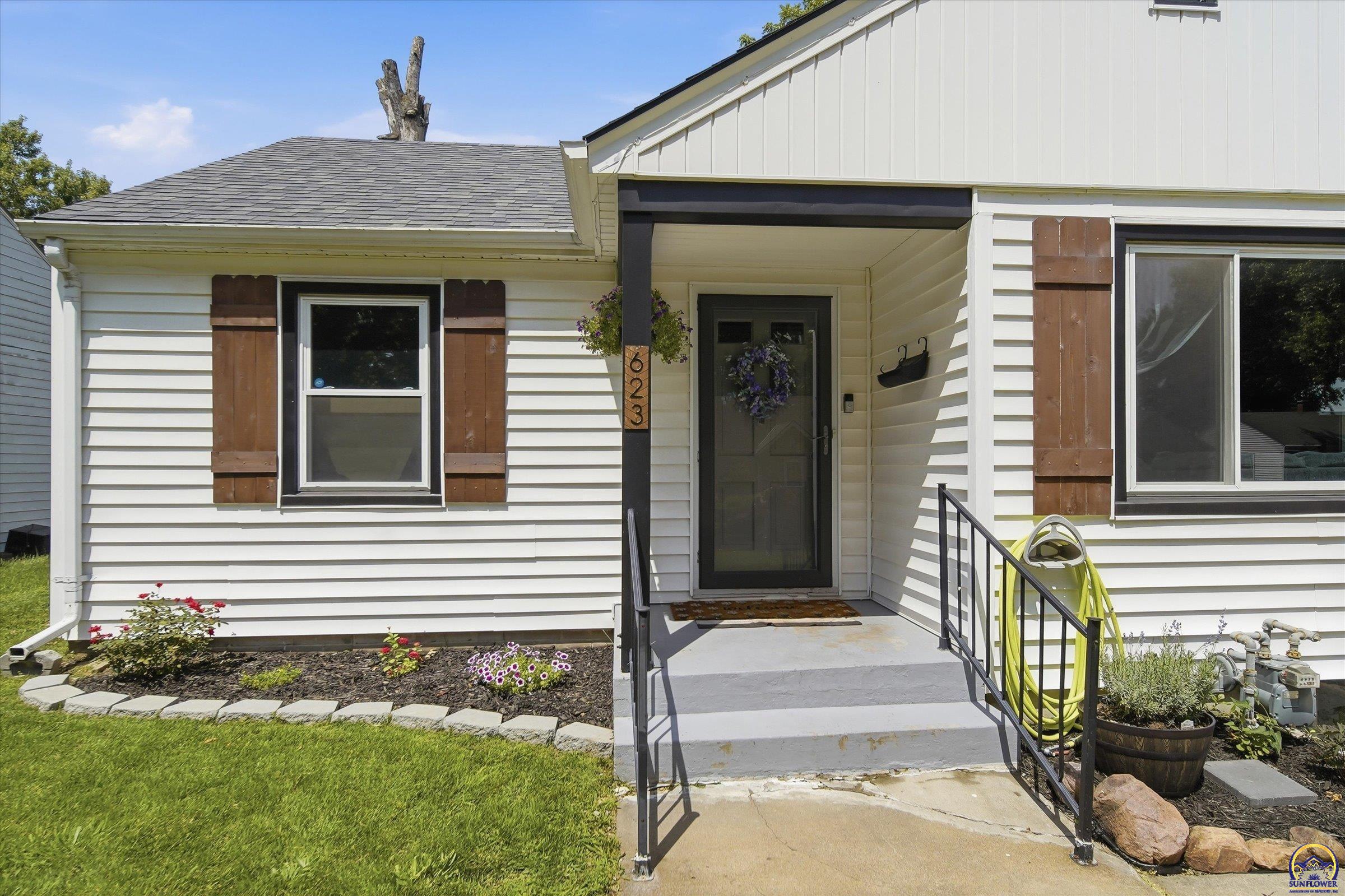 623 Southwest High Avenue Topeka, KS 66606 - Photo 3 of 30