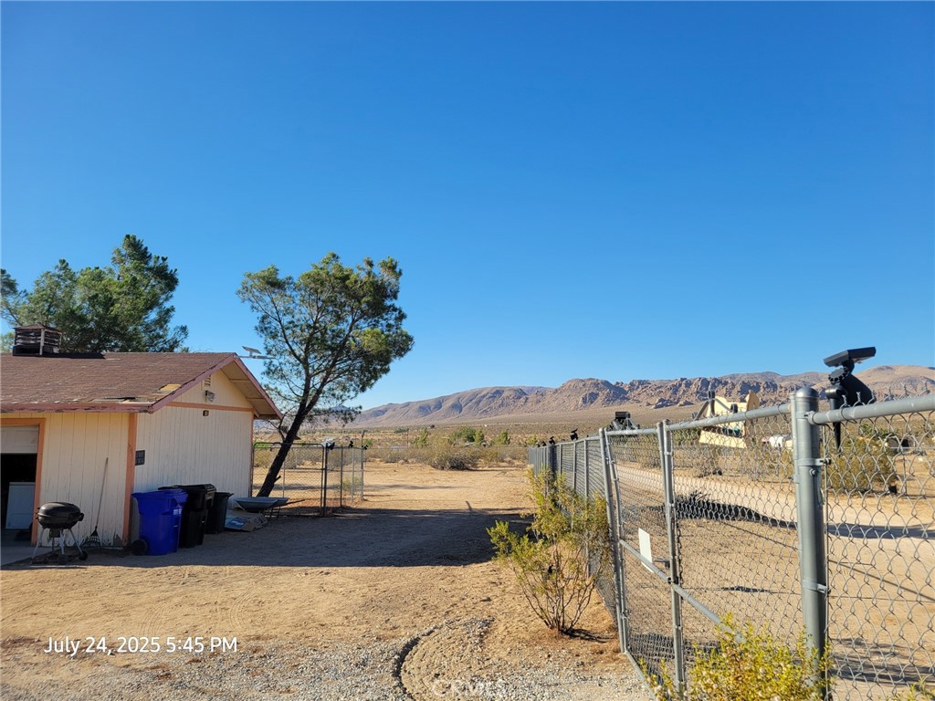 27177 Cahuilla Road Apple Valley, CA 92307 - Photo 35 of 75 a view of outdoor space yard and mountain view