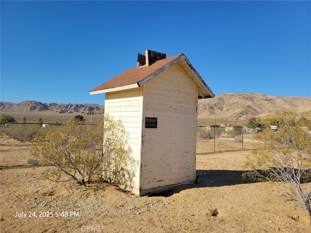 27177 Cahuilla Road Apple Valley, CA 92307 - Photo 41 of 75 a view of a yard