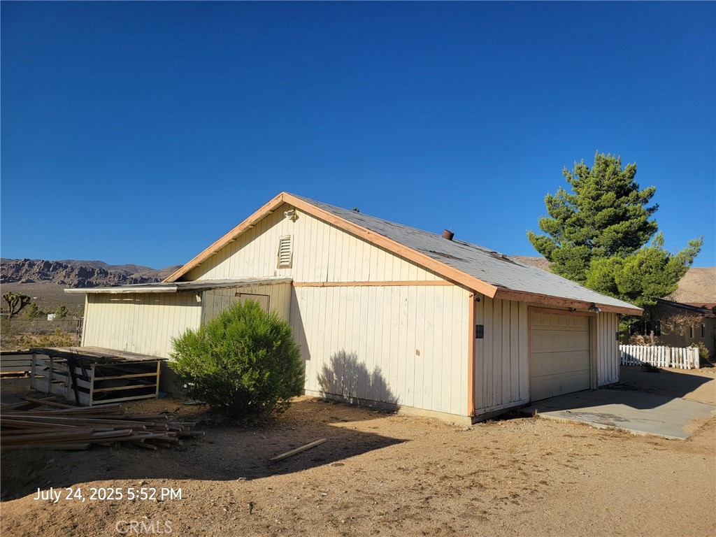 27177 Cahuilla Road Apple Valley, CA 92307 - Photo 49 of 75 a backyard of a house with potted plants and large tree