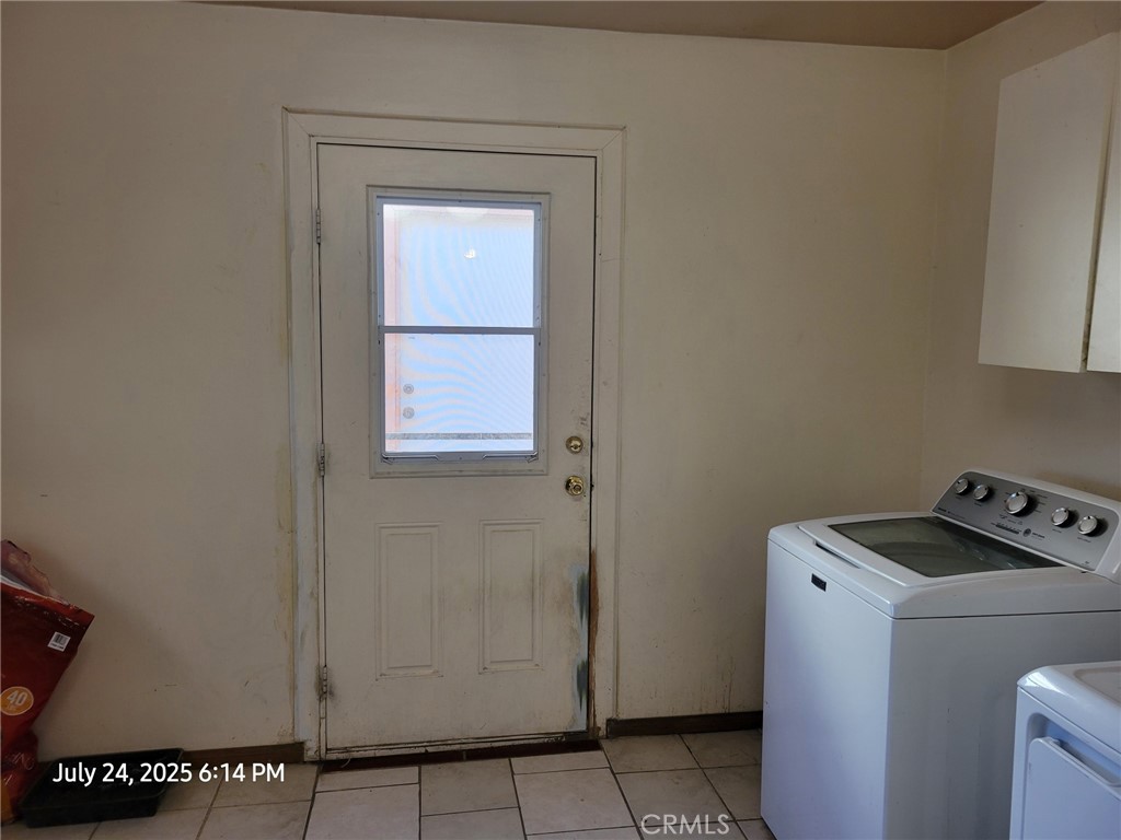 27177 Cahuilla Road Apple Valley, CA 92307 - Photo 59 of 75 a utility room with dryer and washer