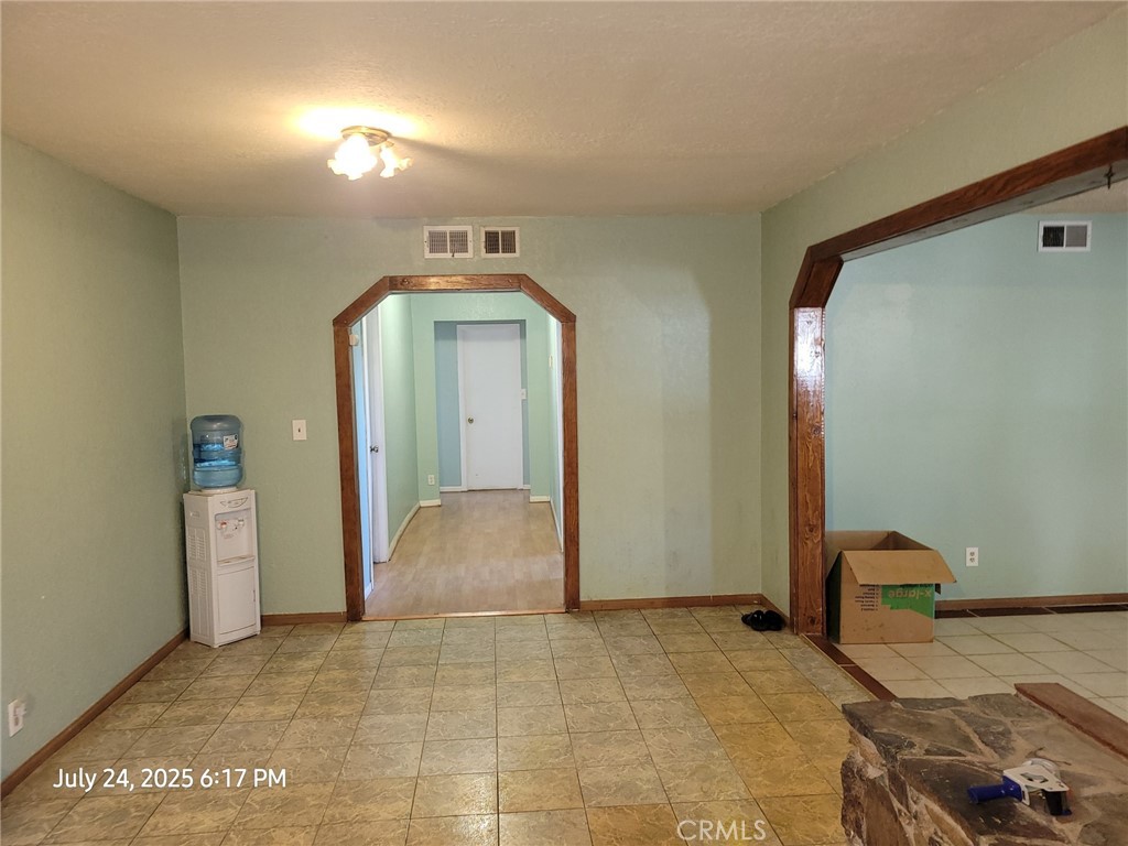 27177 Cahuilla Road Apple Valley, CA 92307 - Photo 70 of 75 a view of a livingroom with wooden floor