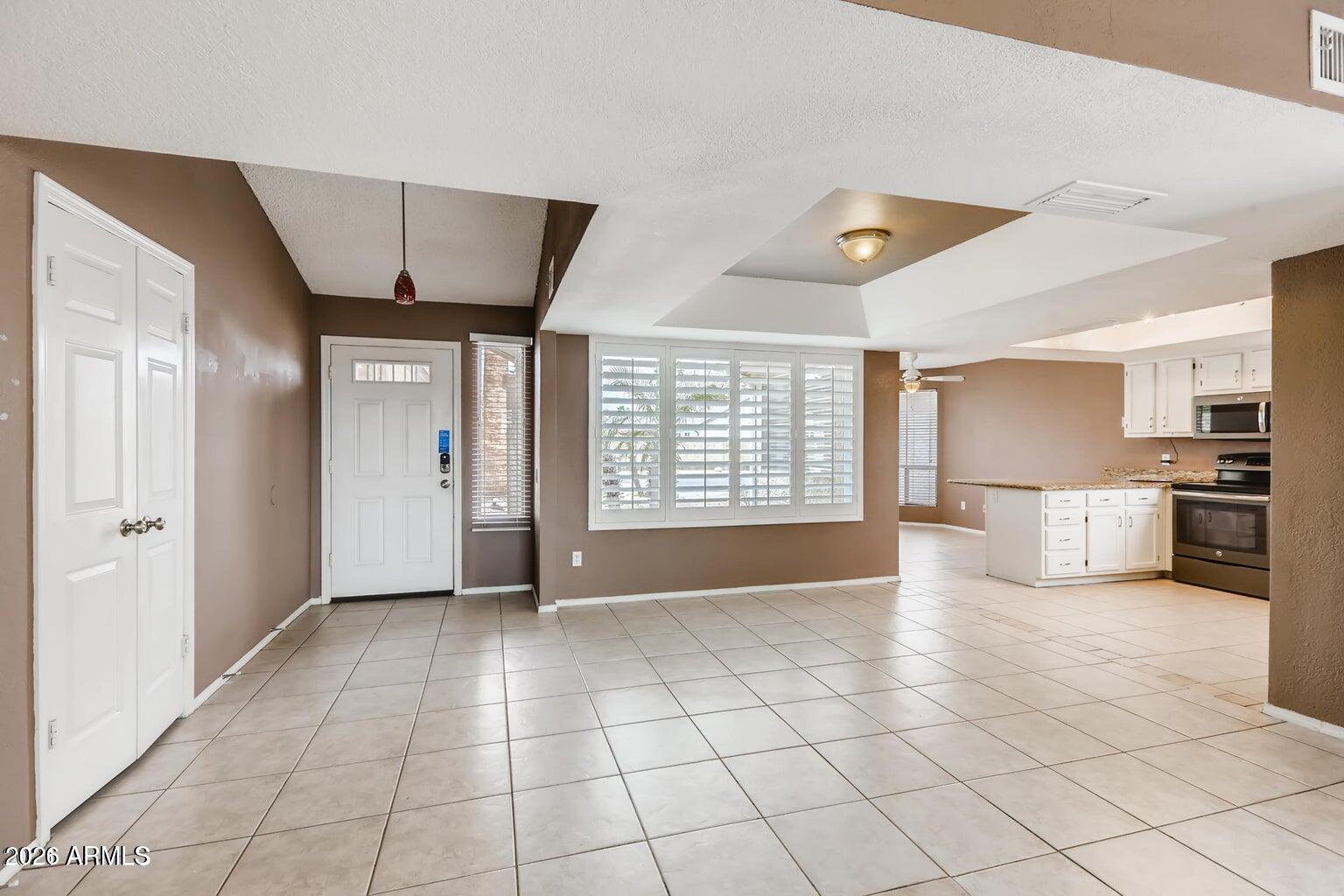15652 North 38th Place Phoenix, AZ 85032 - Photo 7 of 22 7