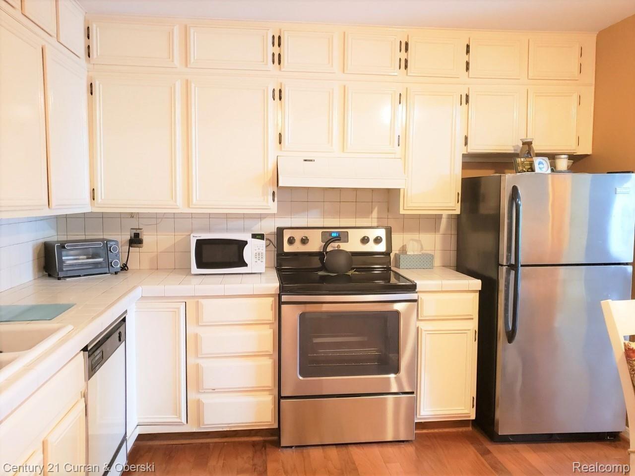 18301 13 Mile Road, Unit B23 Southfield, MI 48076 - Photo 11 of 41 thumbnail_20200828_140210_resized (2).jpg