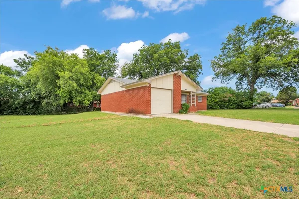 a view of a backyard