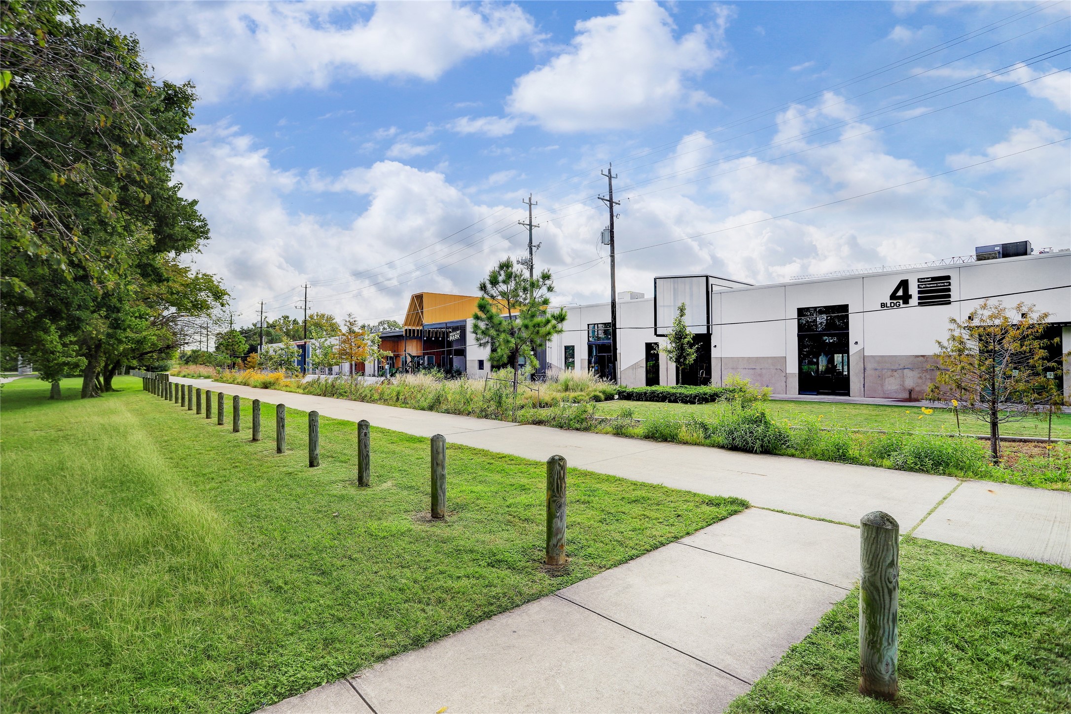 1226 Heights Boulevard Houston, TX 77008 - Photo 36 of 40 Easy access to all of the Heights hike and bike trails from Hieghts Blvd to 7th Street.