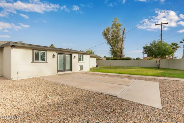 a view of a house with a backyard