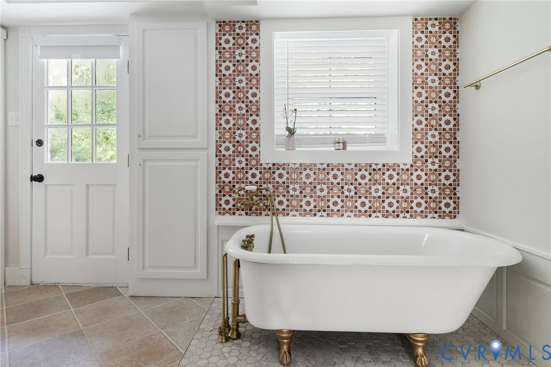 2360 Castlebridge Road Midlothian, VA 23113 - Photo 23 of 50 a bathroom with bathtub and window
