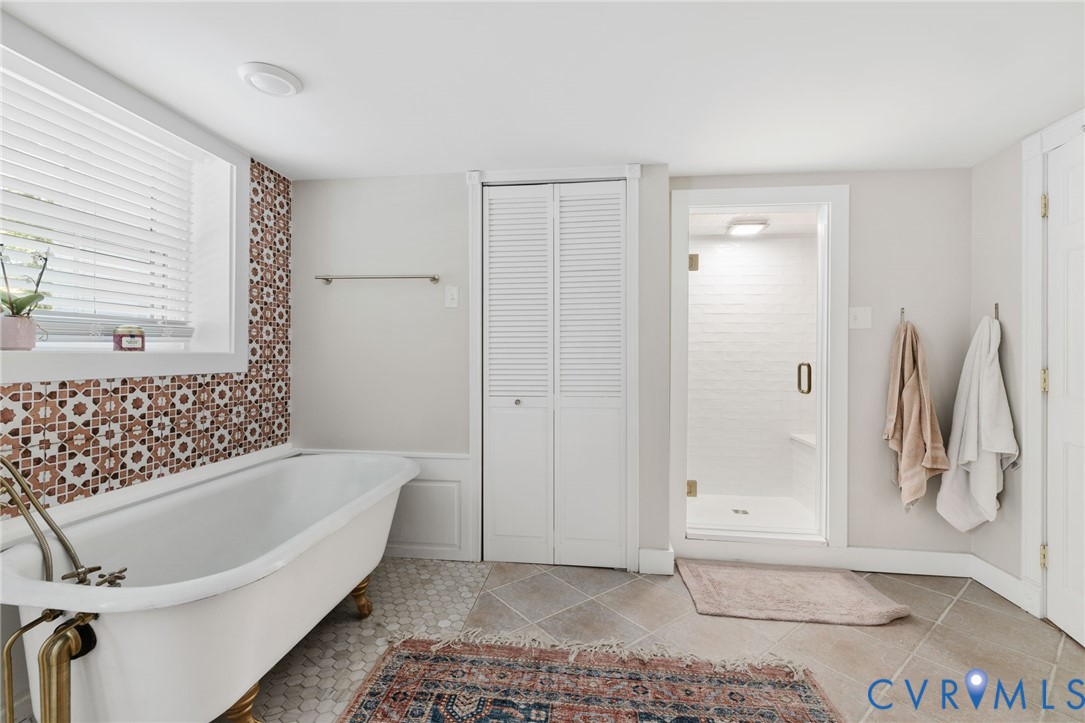 2360 Castlebridge Road Midlothian, VA 23113 - Photo 25 of 50 a bathroom with a bathtub and a shower