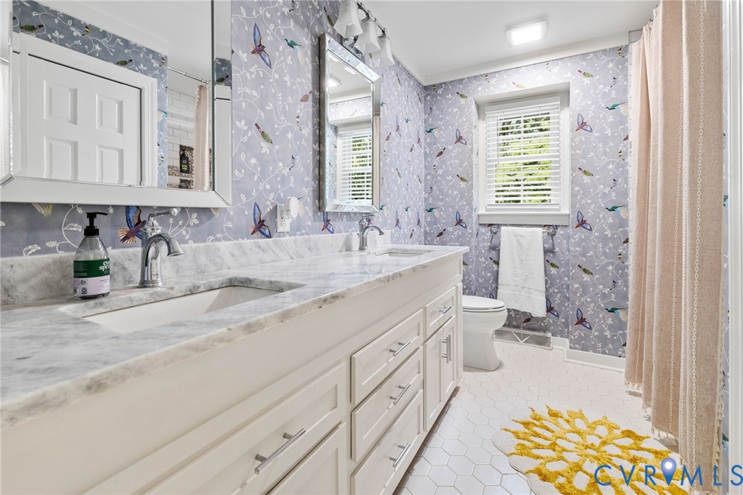 2360 Castlebridge Road Midlothian, VA 23113 - Photo 31 of 50 a bathroom with sink mirror and bathtub
