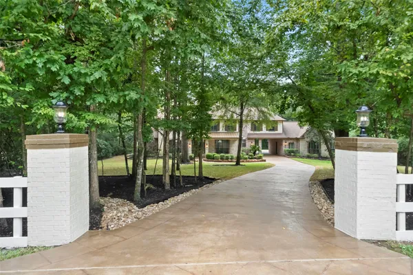$975,000 | 10332 Hunter Creek Lane, Conroe, TX 77304