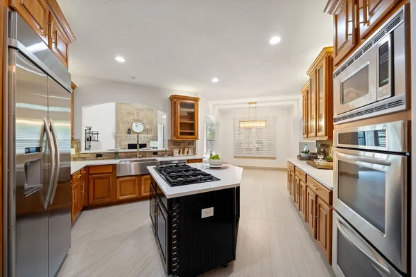 $975,000 | 10332 Hunter Creek Lane, Conroe, TX 77304