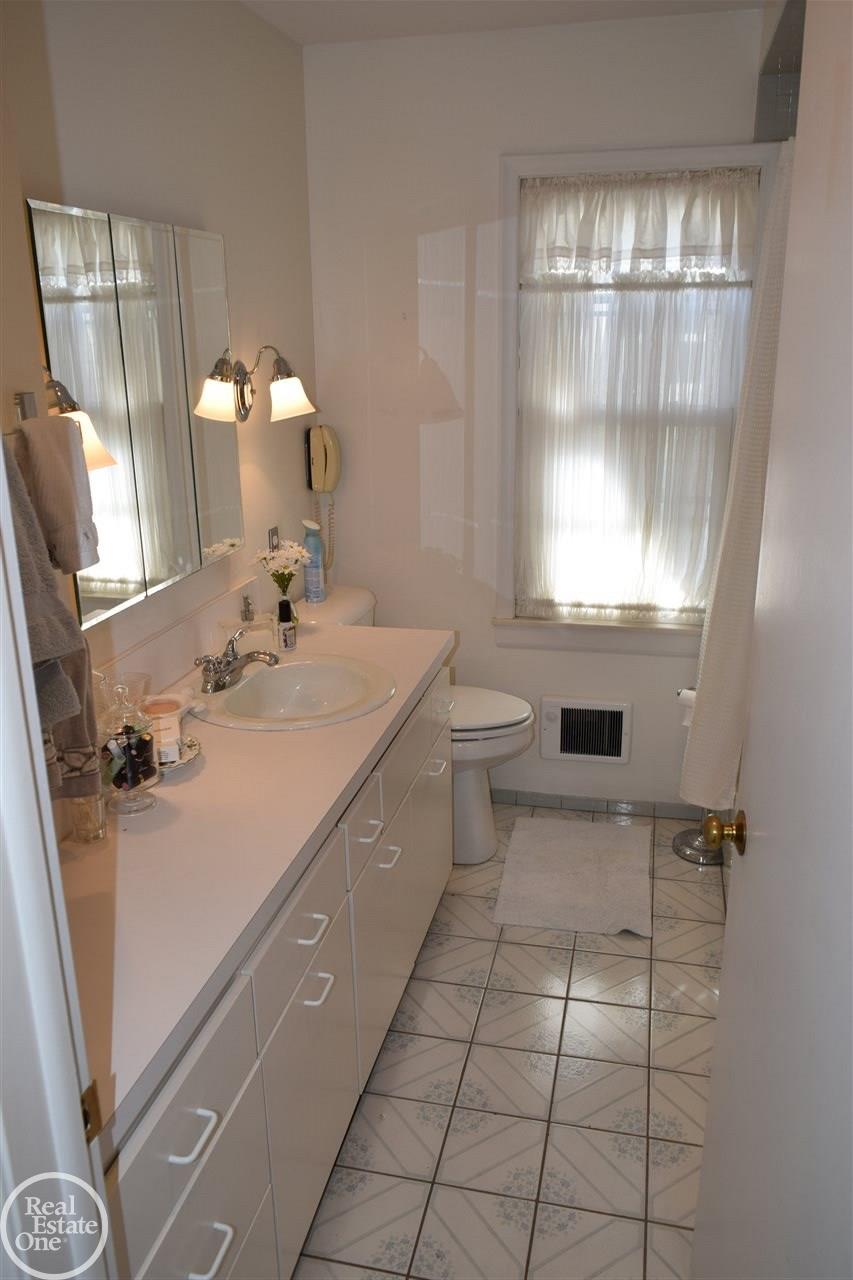 114 Muir Road Grosse Pointe, MI 48236 - Photo 13 of 23 31354895-12.JPG