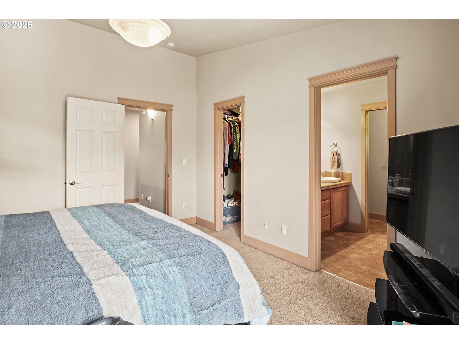 41 Lasher Street, Unit C4 Stevenson, WA 98648 - Photo 31 of 48 a bedroom with a bed and a bathroom with a sink